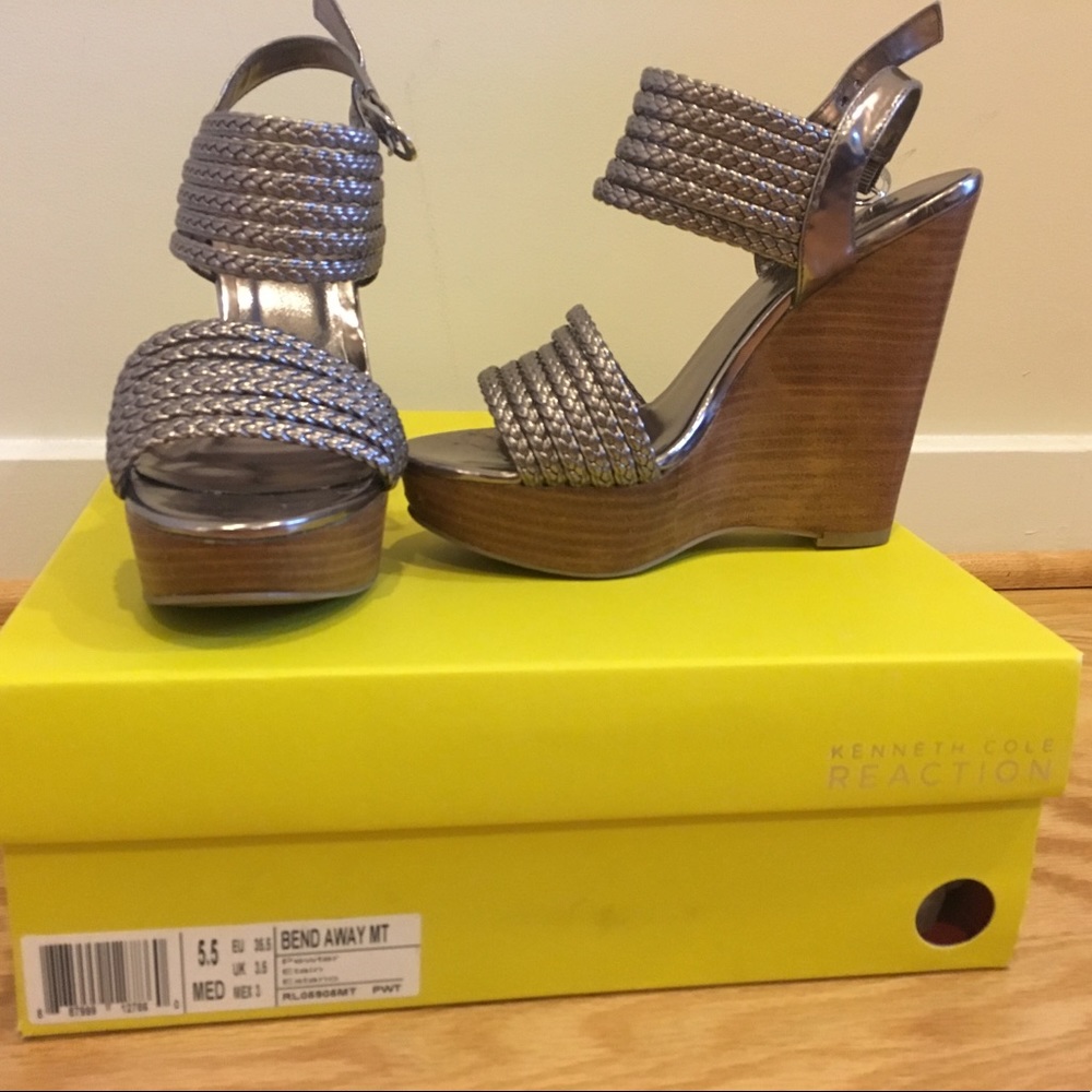 Kenneth Cole Reaction “Bend Away” wedge sandal